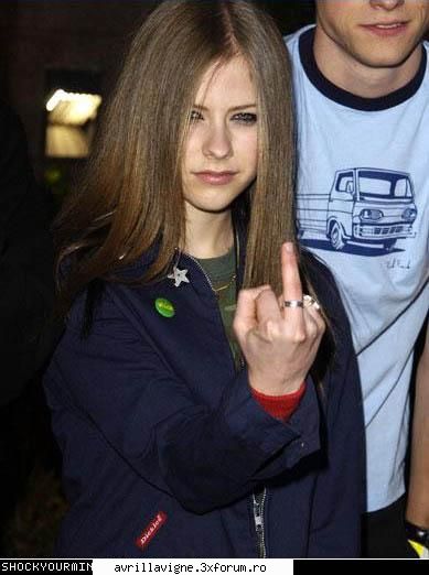 uitati ce la face la paparazzi: :finger: 
si de faza cu scuipatul nu am auzit... avril responds to