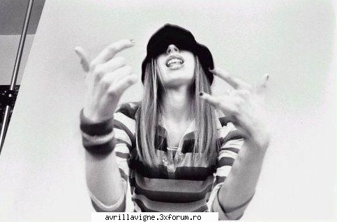 Avril Responds to the Paparazzi - paparazii sa pupe un caine in fund k ma enerveaza - Avril