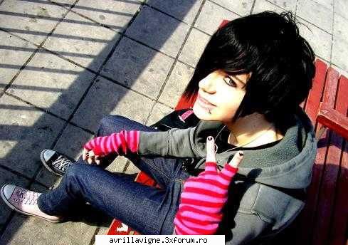 mie   imi plack ' get over it'  sk8ter boy,  km toate ce melodie va place cel mai moolt??