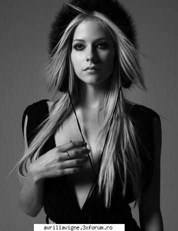 avril info - Avril Lavigne a aparut pe scena muzicala in vara - Avril